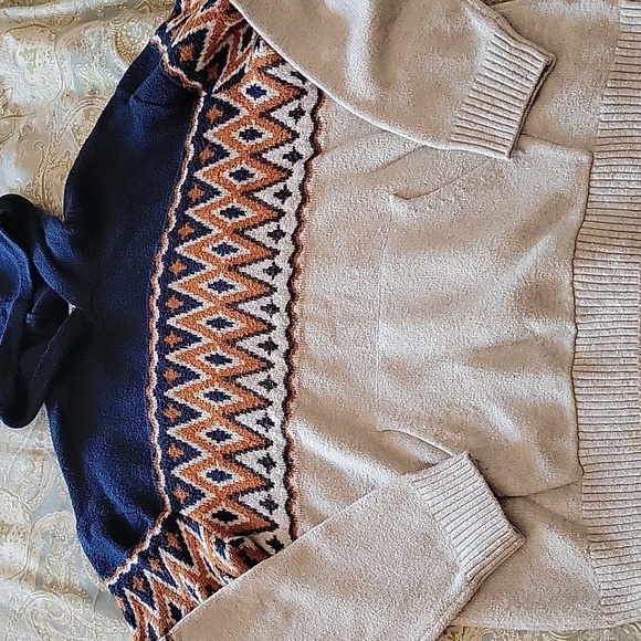 PLUSH HOODED SWEATER, Unisex - Picture 3 of 9